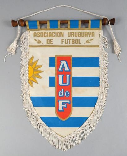 null Fanion commémoratif de l'Association Uruguayenne de Football. Palmarès au dos....