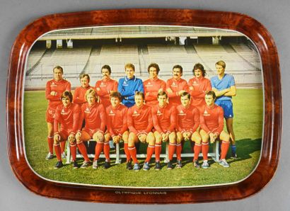 null Plateau en métal à l'effigie de l'équipe de l'Olympique Lyonnais. Saison 1976-77....