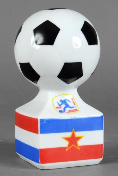 null Trophée en porcelaine du Championnat d'Europe des Nations 1976 en Yougoslavie...