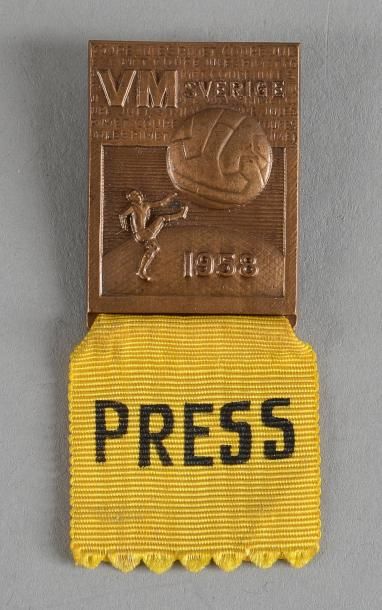 null Badge presse de la Coupe du Monde 1958 en Suède. Dim. 3 x 7 cm avec le ruba...