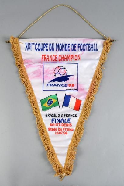 null Fanion brodé, commémoratif de la finale de la Coupe du Monde 1998 entre le Brésil...