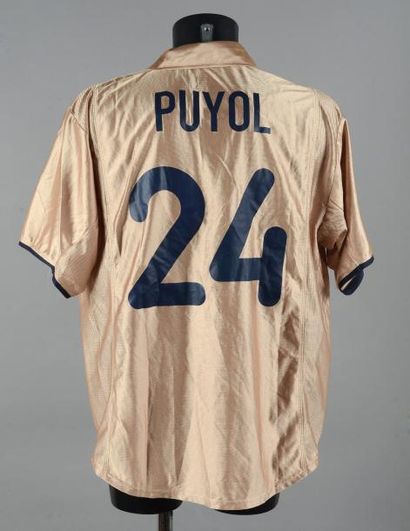 null Maillot porté par Carles Puyol n° 24 avec l'équipe du F.C Barcelone lors de...