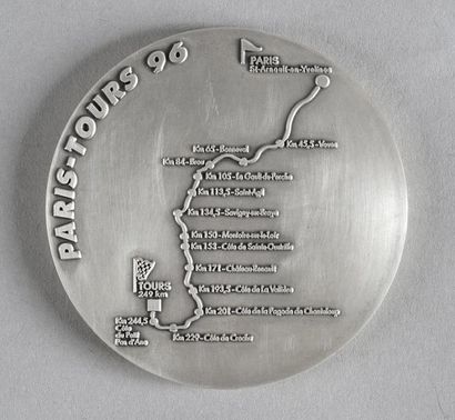null Médaille du centenaire de la course Paris-Tours (1896-1996). Diamètre 70 mm....