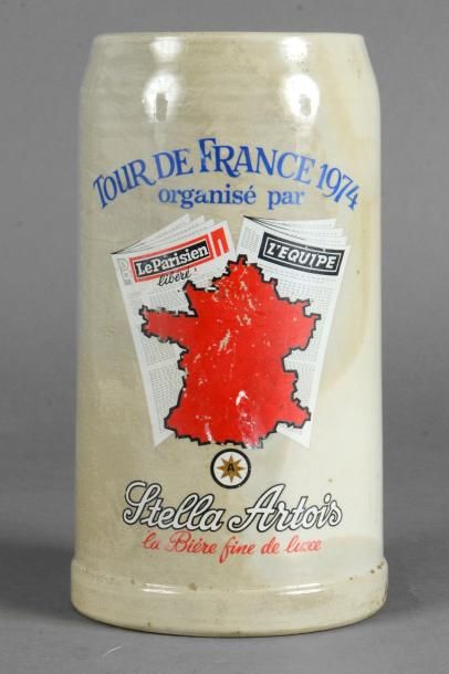 null Chope de bière de la marque Stella Artois commémorant le Tour de France 1974....