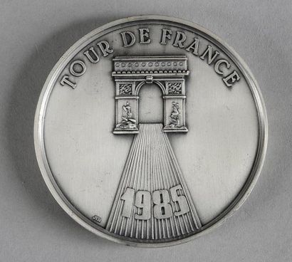 null Médaille commémorative du Tour de France 1985. Signée Jym. Vainqueur Bernard...