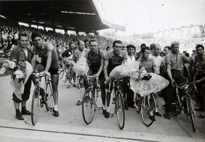 null Lot d'environ 110 photos originales de presse. Route et piste, Tour de France....