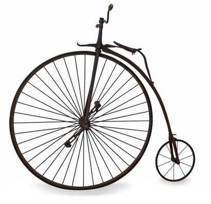 null Grand bi. Vers 1880, dont la roue avant avec un diamètre de 112 cm et la roue...