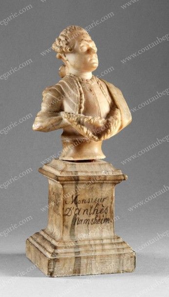 ECOLE DU XVIIIe SIÈCLE Monsieur d'Anthès de Namsheim Petit buste sculpté en albâtre,...