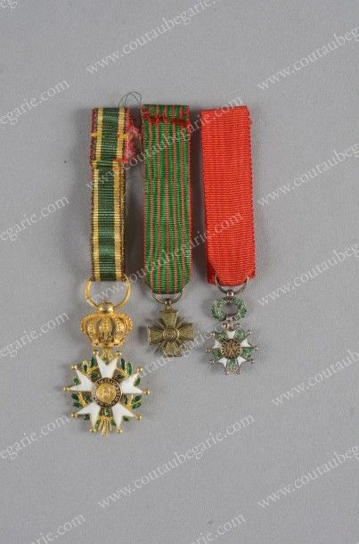 null TROIS DECORATIONS MINIATURES. Croix d'officier de Légion d'honneur, avec ruban;...