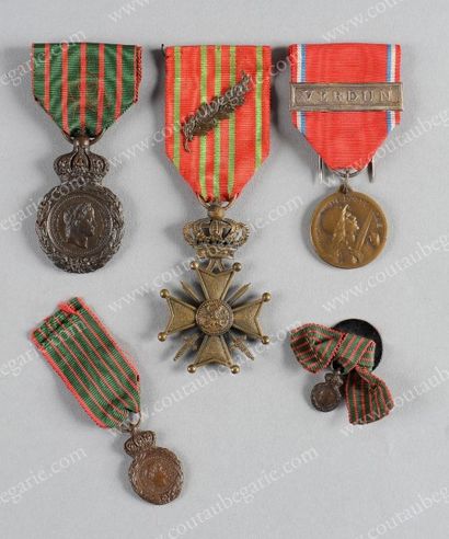 null ENSEMBLE DE CINQ DECORATIONS. Comprenant: la Médaille de Verdun, la Croix de...