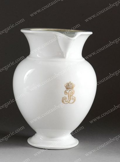 LOUIS-PHILIPPE, ROI DES FRANÇAIS Pot à décoction en porcelaine blanche, à décor central...