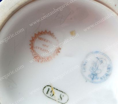 LOUIS-PHILIPPE, ROI DES FRANÇAIS Tasse à thé en porcelaine dure, décorée d'une frise...