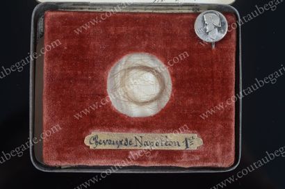 NAPOLEON Ier, empereur des Francais Petit cadre reliquaire en velours de soie rouge,...