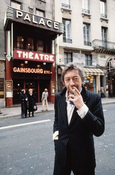 null Gainsbourg, Serge Serge Gainsbourg devant le Palace. Paris 1979. Photographie...