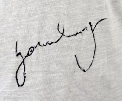 Gainsbourg, Serge Le Tee-shirt de Gainsbourg, dédicacé pour un jeune fan. En 1988,...