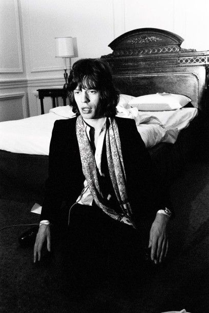 null Jagger, Mick Mick Jagger dans sa chambre, Hôtel George V. Paris 1966. Photographie...