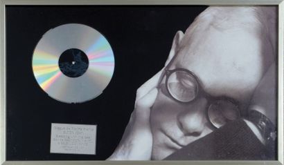 John, Elton Disque de platine pour l'album «Sleeping with the past». Récompense officielle...
