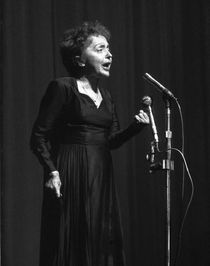null Piaf, Edith Edith Piaf sur la scène de l'Olympia en 1962. Photographie de Roger...