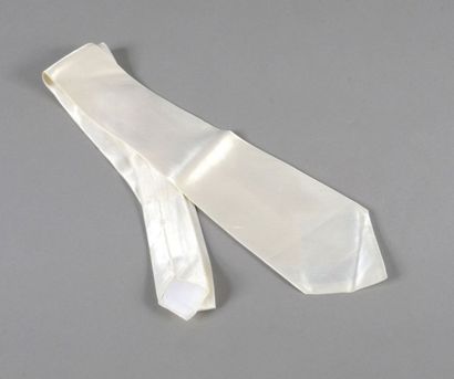 null Claude François. Une cravate de scène en satin blanc «Henri Le Corre». Portée...