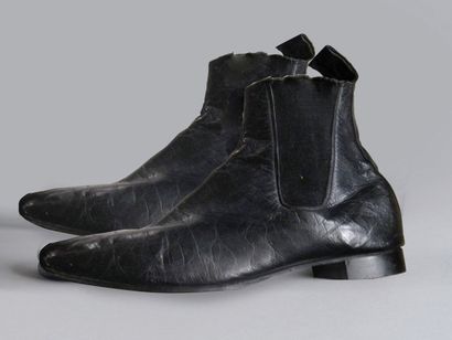 null Claude François. une paire bottines de scène (boots) en cuir noir et réalisées...
