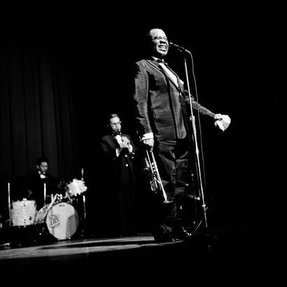 null Armstrong, Louis Louis Armstrong sur scène en 1962. Olympia. Photographie de...