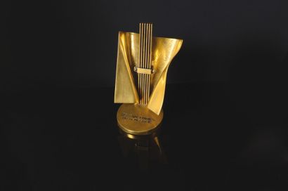 null 17e Victoire de la musique. 2002. L'un des 15 trophées originaux décernés le...