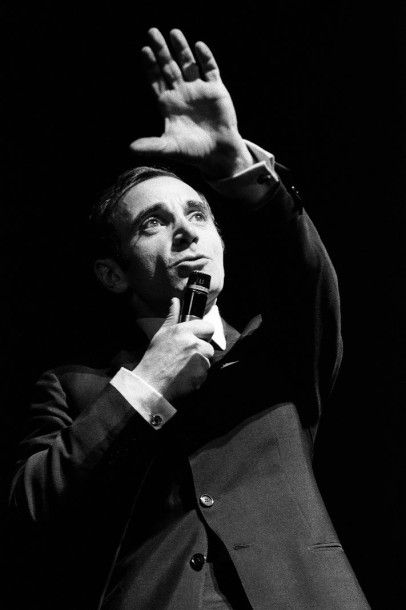 Aznavour, Charles Charles Aznavour sur la scène de l'Olympia en 1964. Photographie...
