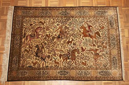 null Fin GHOUM en soie (Iran), "Chasse", milieu 20ème siècle Champ ivoire à décor...