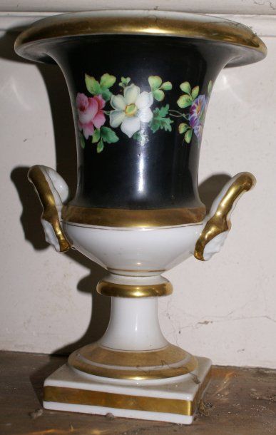 Paire de vases Médicis, XIXe siècle, en porcelaine,...