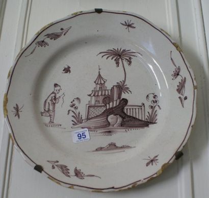 null Saint-Amand, fin XVIIIe siècle, Assiette à décor manganèse au chinois inspiré...