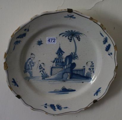 null Saint-Amand-les-Eaux, XVIIIe siècle. Assiette à contours, décor en camaïeu bleu...