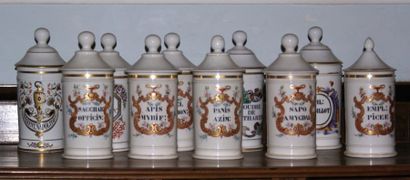 null Suite de six pots à pharmacie couverts, en porcelaine blanche,XIXe siècle, à...