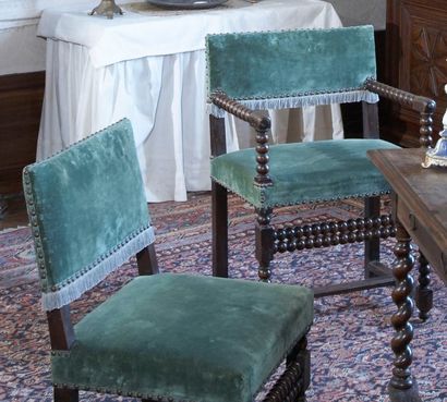 null Chaise à bras et suite de quatre chaises «Louis XIII », en noyer massif tourné...