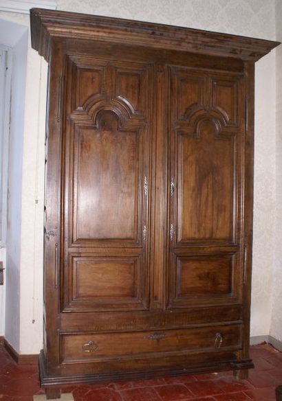 null Armoire «Louis XIV», en noyer massif, ouvrant à deux portes et à un tiroir dans...