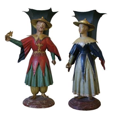 null Paire de statuettes, en tôle peinte, personnages orientaux reposant sur des...