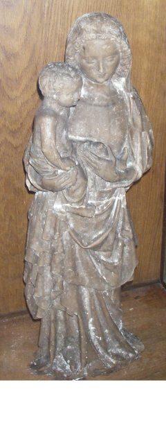 null Sculpture, Vierge à l'Enfant debout, en pierre reconstituée, vêtue d'un drapé...