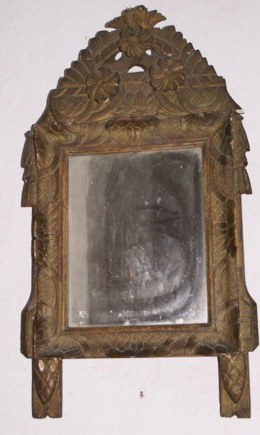 null Miroir à fronton, seconde moitié XVIIIe siècle, en bois sculpté anciennement...