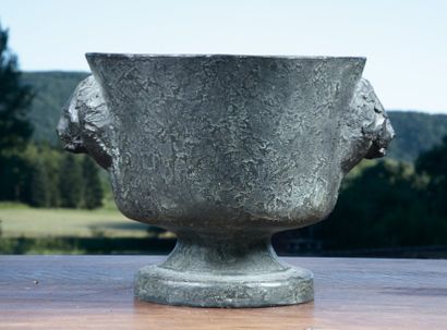 André ARBUS (1903 - 1969). Vase en bronze patiné de forme évasé sur un large piédouche,...
