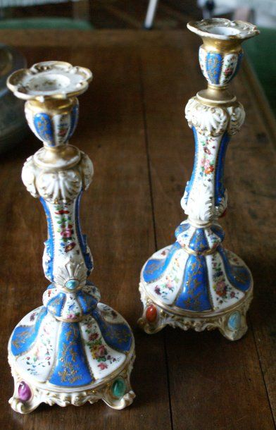 null Paire de chandeliers, en porcelaine polychrome dorée XIXe siècle, époque Louis...