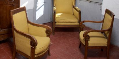 null Réunion de deux fauteuils Restauration, en merisier massif, de deux modèles...