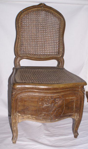 null Chaise de commodité Louis XV, en hêtre patiné, façade sculptée de rameaux fleuris,...