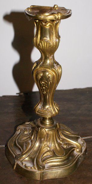null Paire de chandeliers Louis XV, en bronze doré, base circulaire à décor roca...