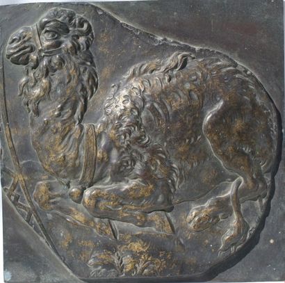 null Plaque en bas-relief, dromadaire, en bronze patiné et doré. 26 x 26 cm.