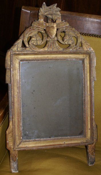 null Miroir Louis XVI, en bois sculpté et doré, modèle à fronton orné d'un coeur...
