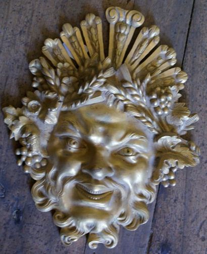 null Mascaron, tête de Bacchus, de style Louis XIV, en bronze doré à décor d'une...