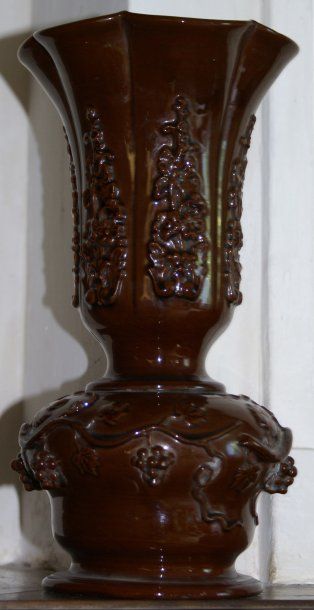 null Langeais, XIXe siècle. Paire de vases en faïence à décor de pampres de vigne...