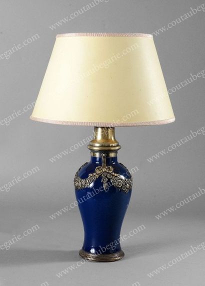 KELLER Gustave (1879 - 1955) Lampe de salon, en faïence bleue, appliquée d'une guirlande...