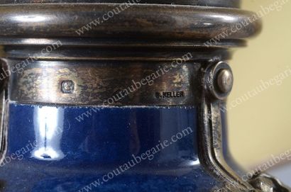 KELLER Gustave (1879 - 1955) Lampe de salon, en faïence bleue, appliquée d'une guirlande...