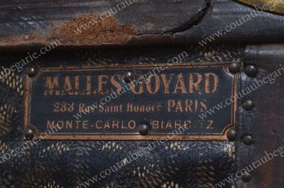 GOYARD Malle courrier en toile goyardine à motifs chevrons, renfort en hêtre, serrure...
