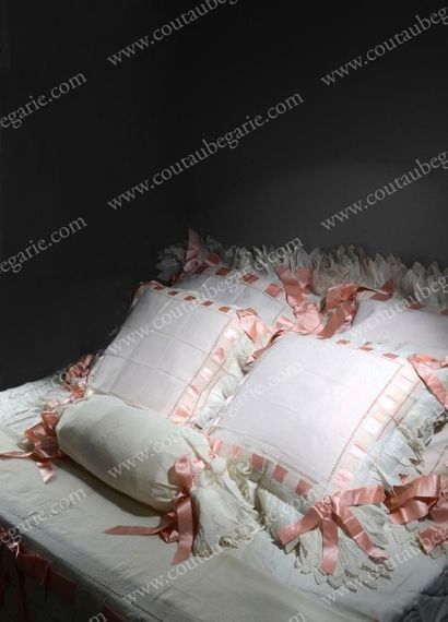 null PARURE DE LIT. Composée d'un grand drap en lin blanc (325 cm x 280 cm), d'une...